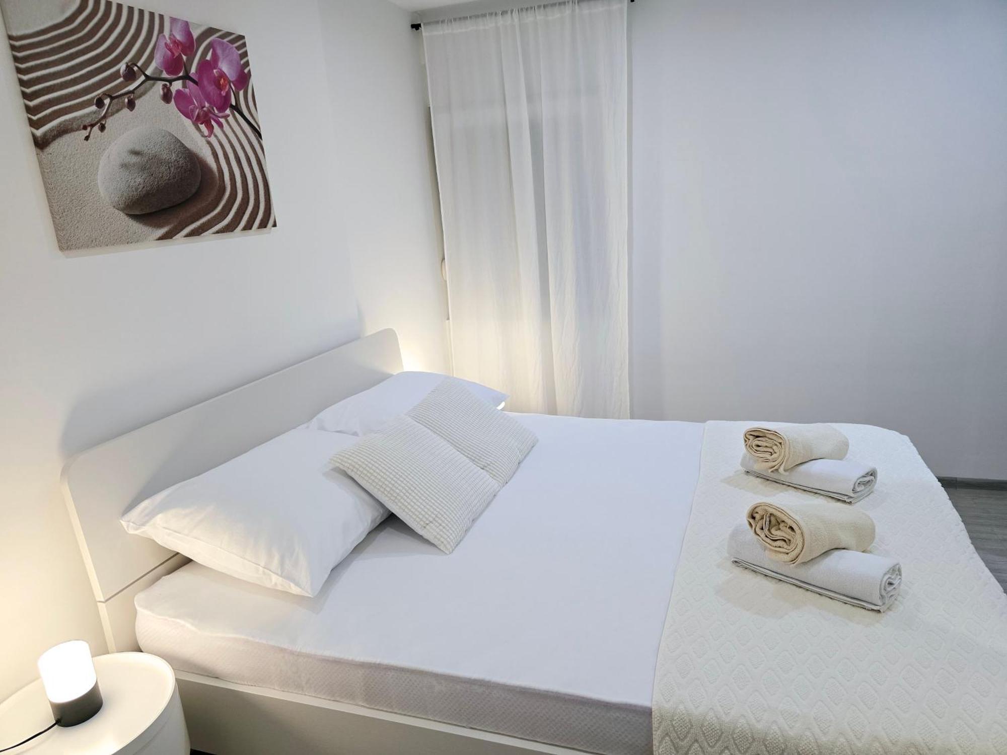Apartment Blanca With Jacuzzi,Terase And Private Parking Каштела Екстер'єр фото