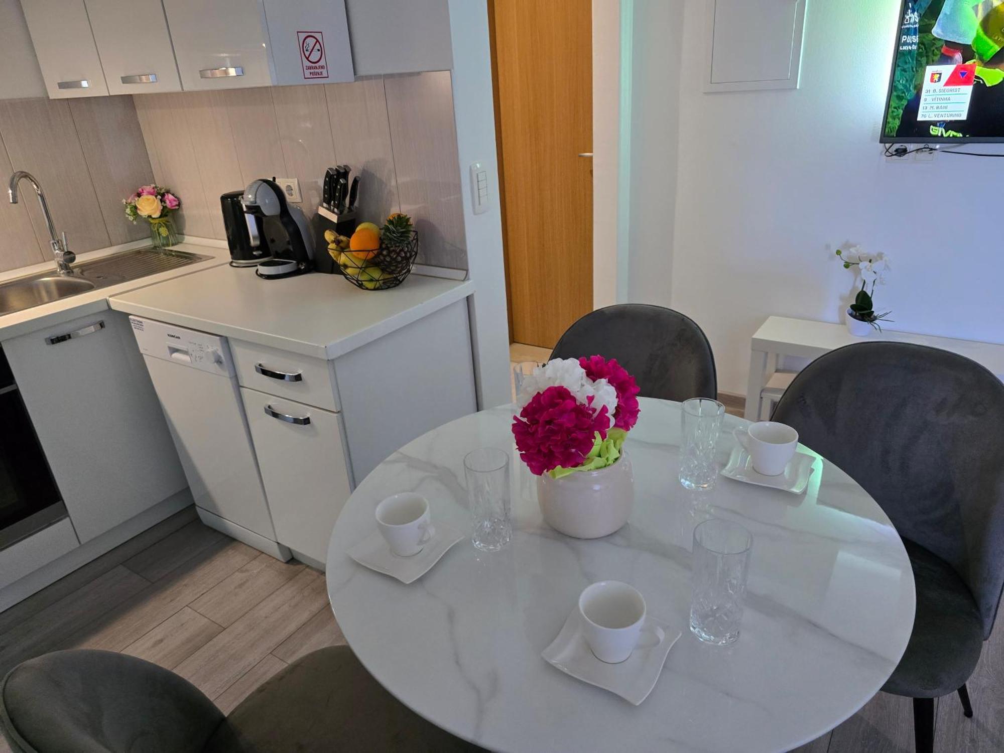 Apartment Blanca With Jacuzzi,Terase And Private Parking Каштела Екстер'єр фото